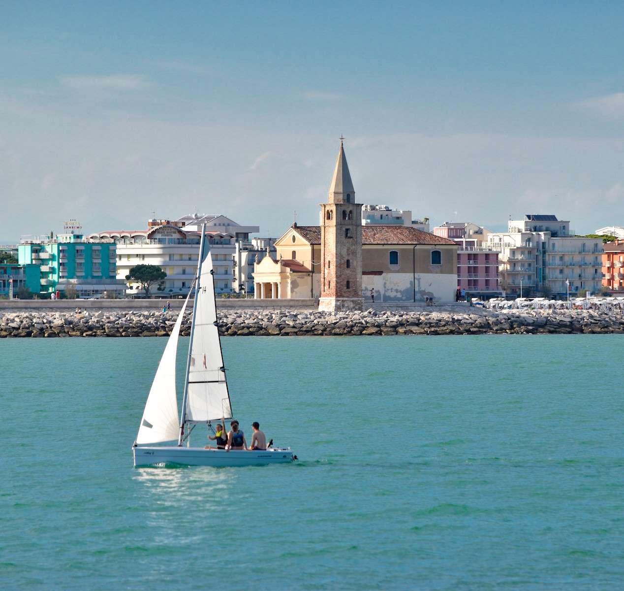 Una barca a vela davanti al borgo di Caorle